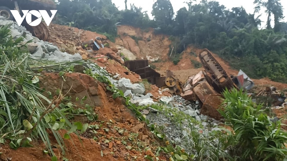 landslide disaster rescue workers search for 17 in debris in central vietnam picture 2