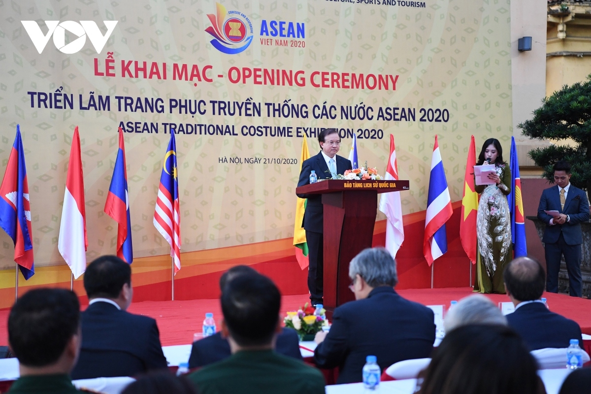 traditional costumes of asean members on display in vietnam picture 2