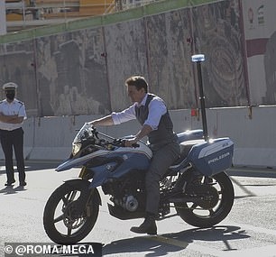 Tom Cruise drives a motorbike to show off pictures 3