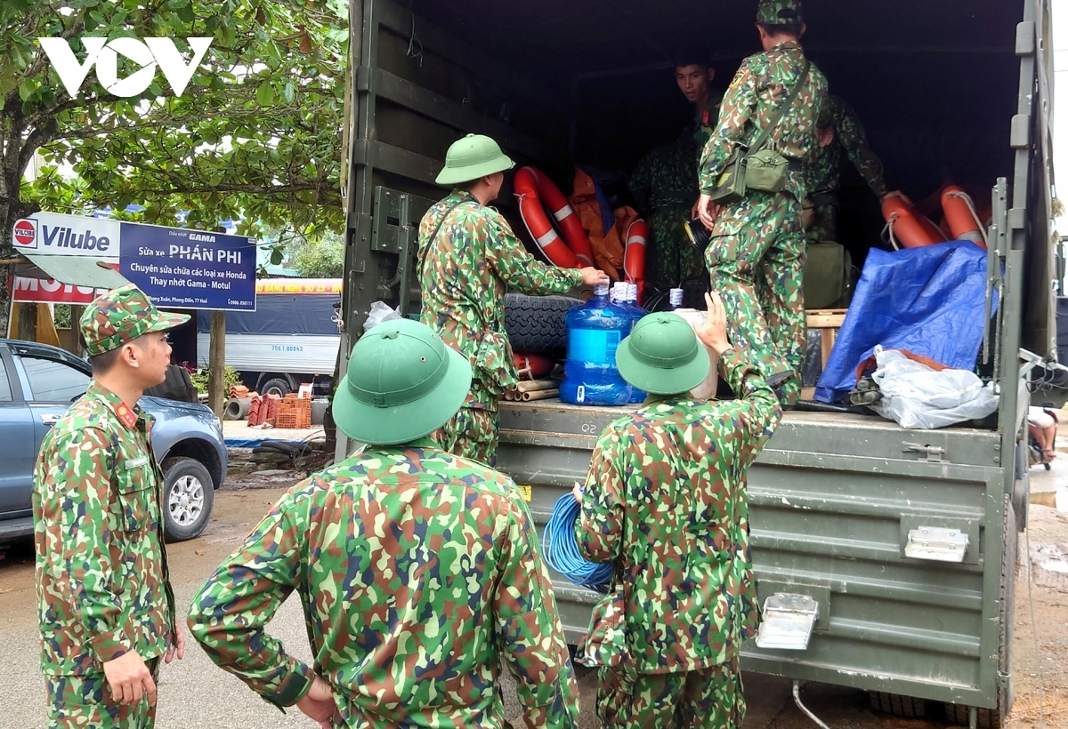 military forces intensifies rescue operations at rao trang 3 hydropower plant picture 3