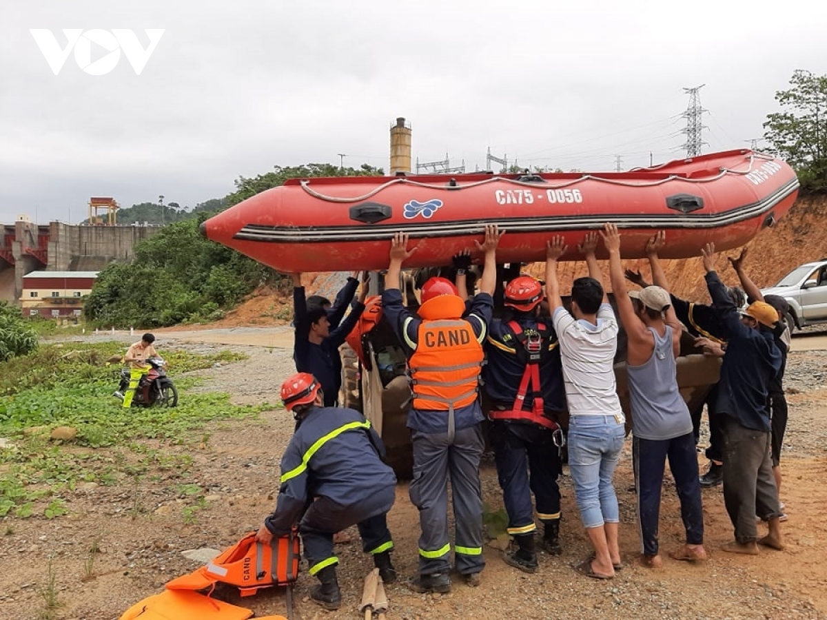 landslide disaster rescue workers search for 17 in debris in central vietnam picture 3