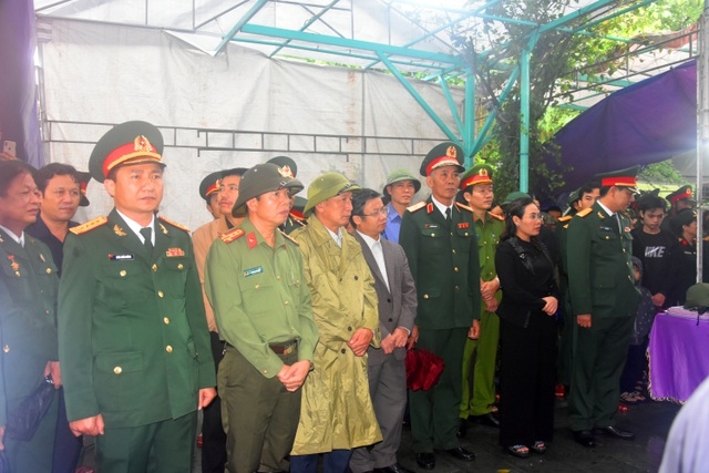 Doan nguoi lang le duoi mua, tien dua thieu tuong nguyen van man ve dat me hinh anh 3