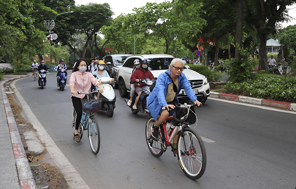 hanoians bundle up as sudden cold period descends on capital picture 3