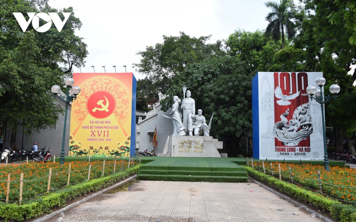 flags and flowers spotted throughout hanoi to celebrate major events picture 3