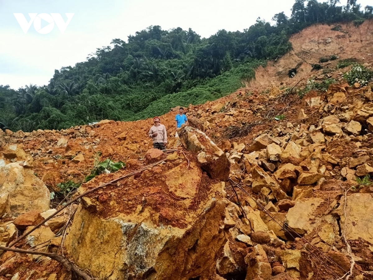 landslide disaster rescue workers search for 17 in debris in central vietnam picture 4