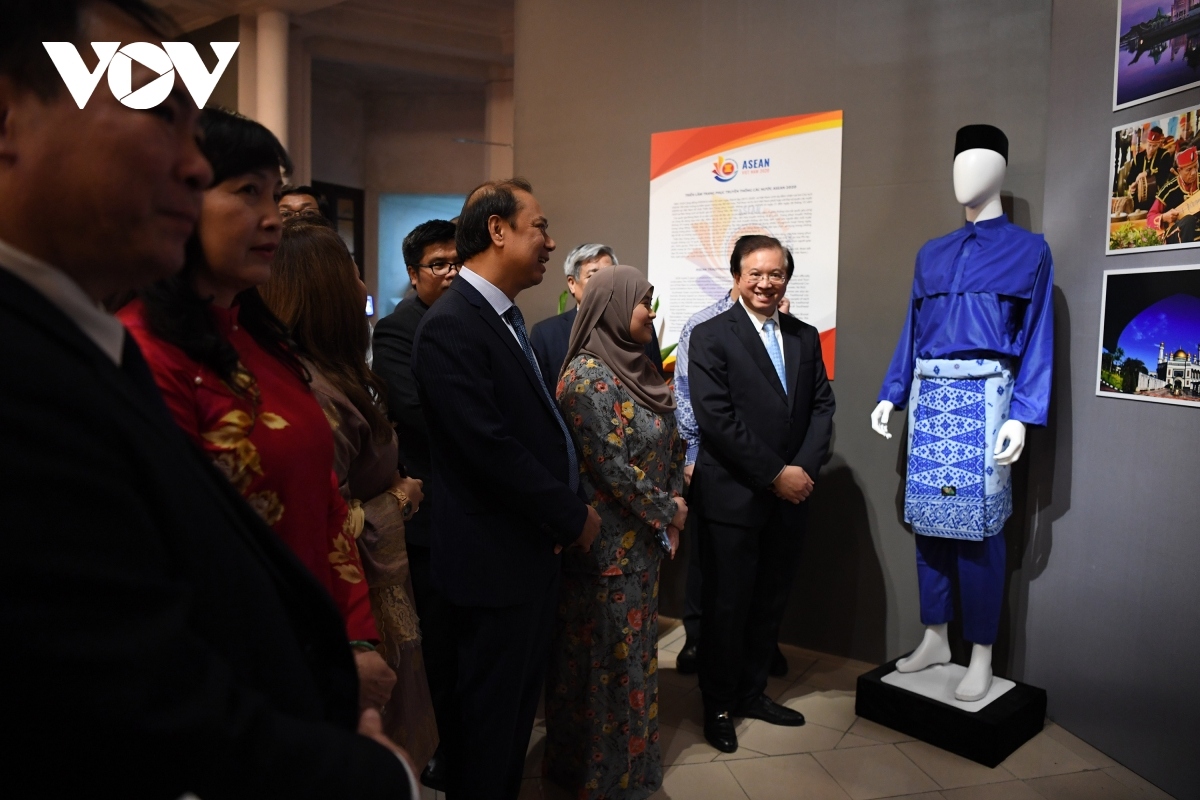 traditional costumes of asean members on display in vietnam picture 4
