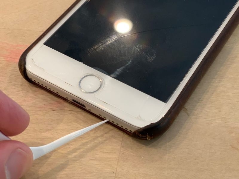 Bụi bẩn bám trên loa và mic của iPhone có thể khiến chất lượng cuộc gọi bị ảnh hưởng.
