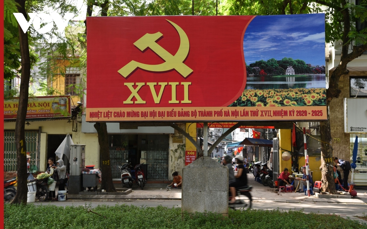 flags and flowers spotted throughout hanoi to celebrate major events picture 4