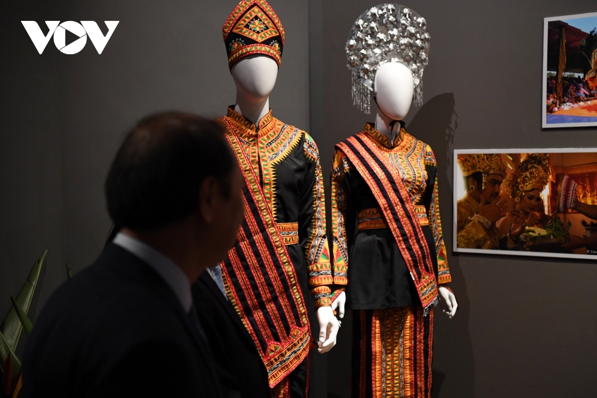 traditional costumes of asean members on display in vietnam picture 5