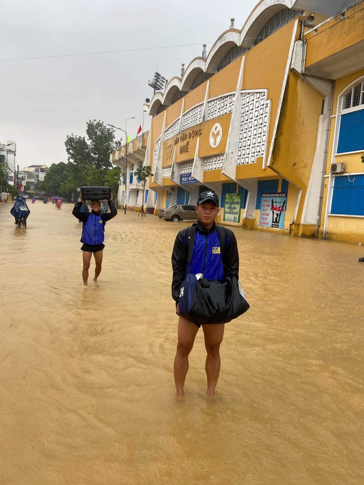 clb hue loi qua mua lu de di chuyen kip gio thi dau hang nhat quoc gia hinh anh 5