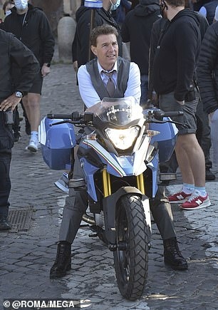 Tom Cruise drives a motorbike to show off pictures 6