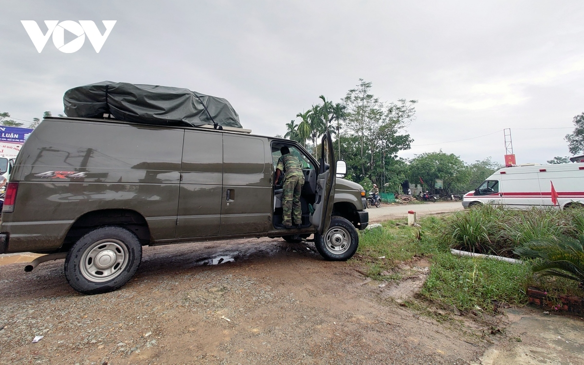 military forces intensifies rescue operations at rao trang 3 hydropower plant picture 6