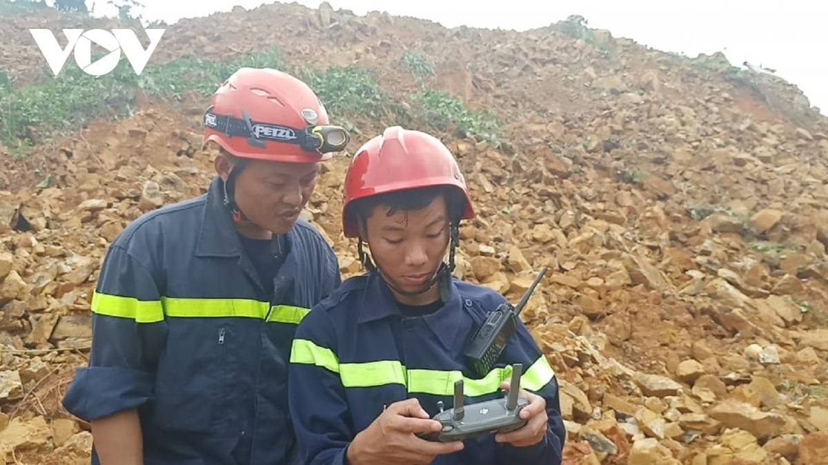 landslide disaster rescue workers search for 17 in debris in central vietnam picture 6