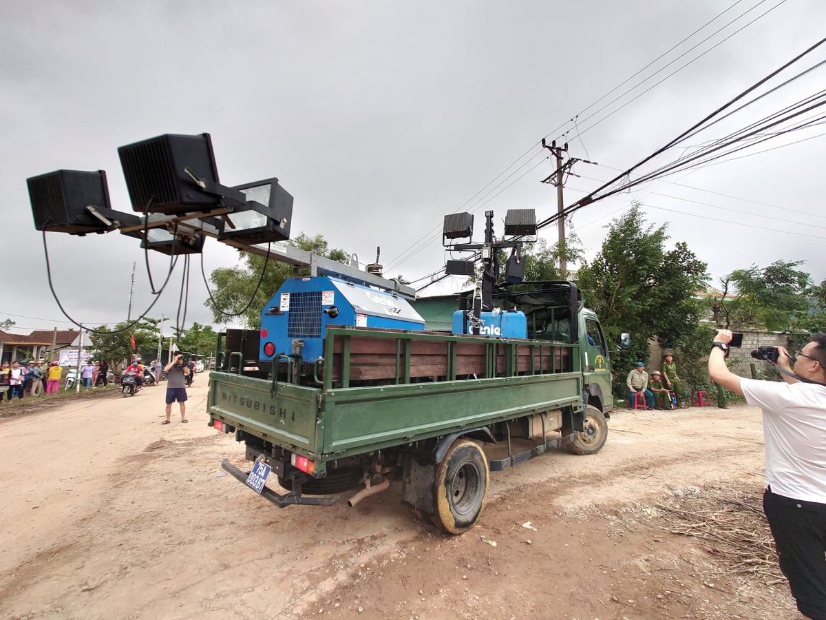 Các phương tiện hiện đại liên tục được huy động vào tìm kiếm người mất tích ở Huế