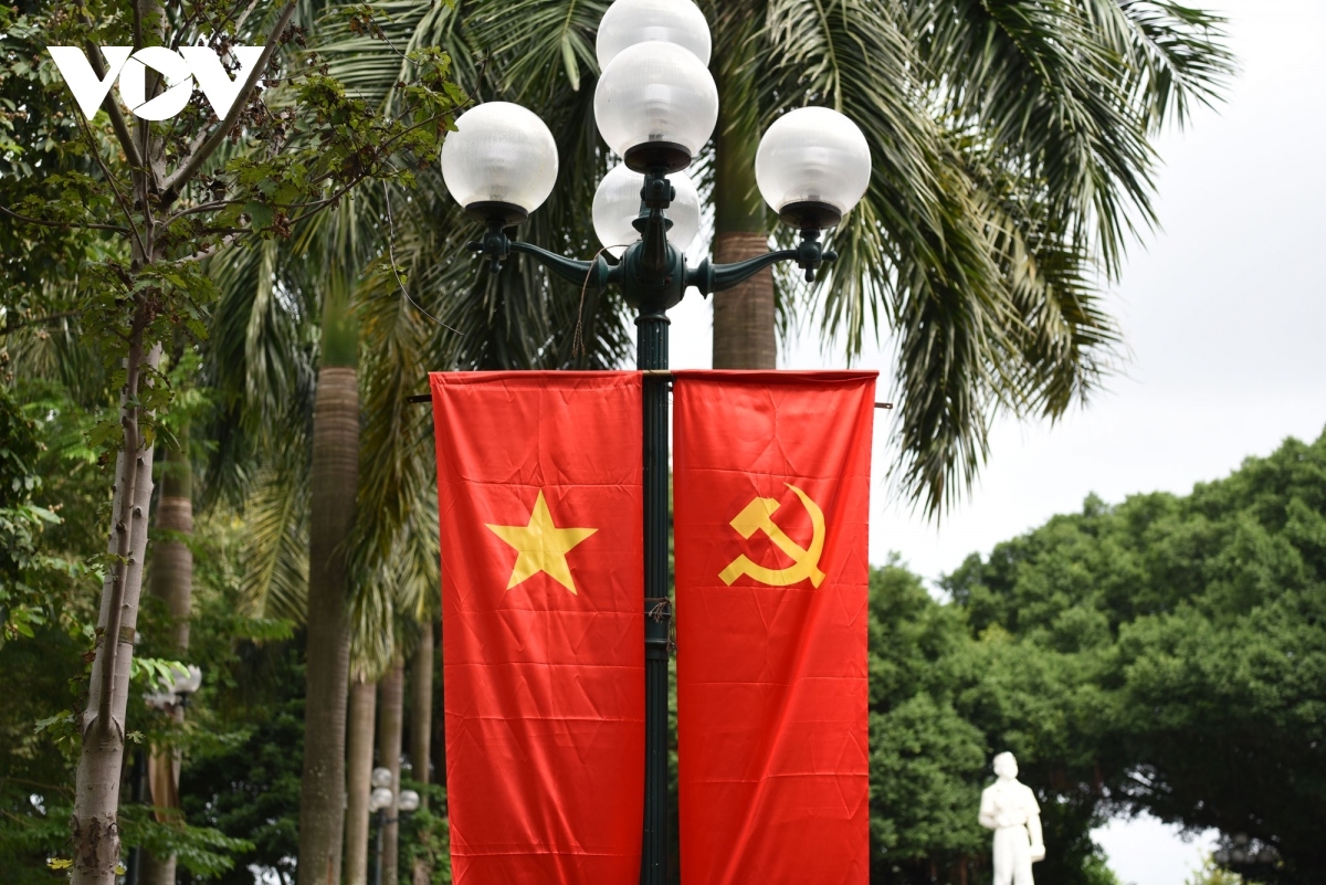 flags and flowers spotted throughout hanoi to celebrate major events picture 6