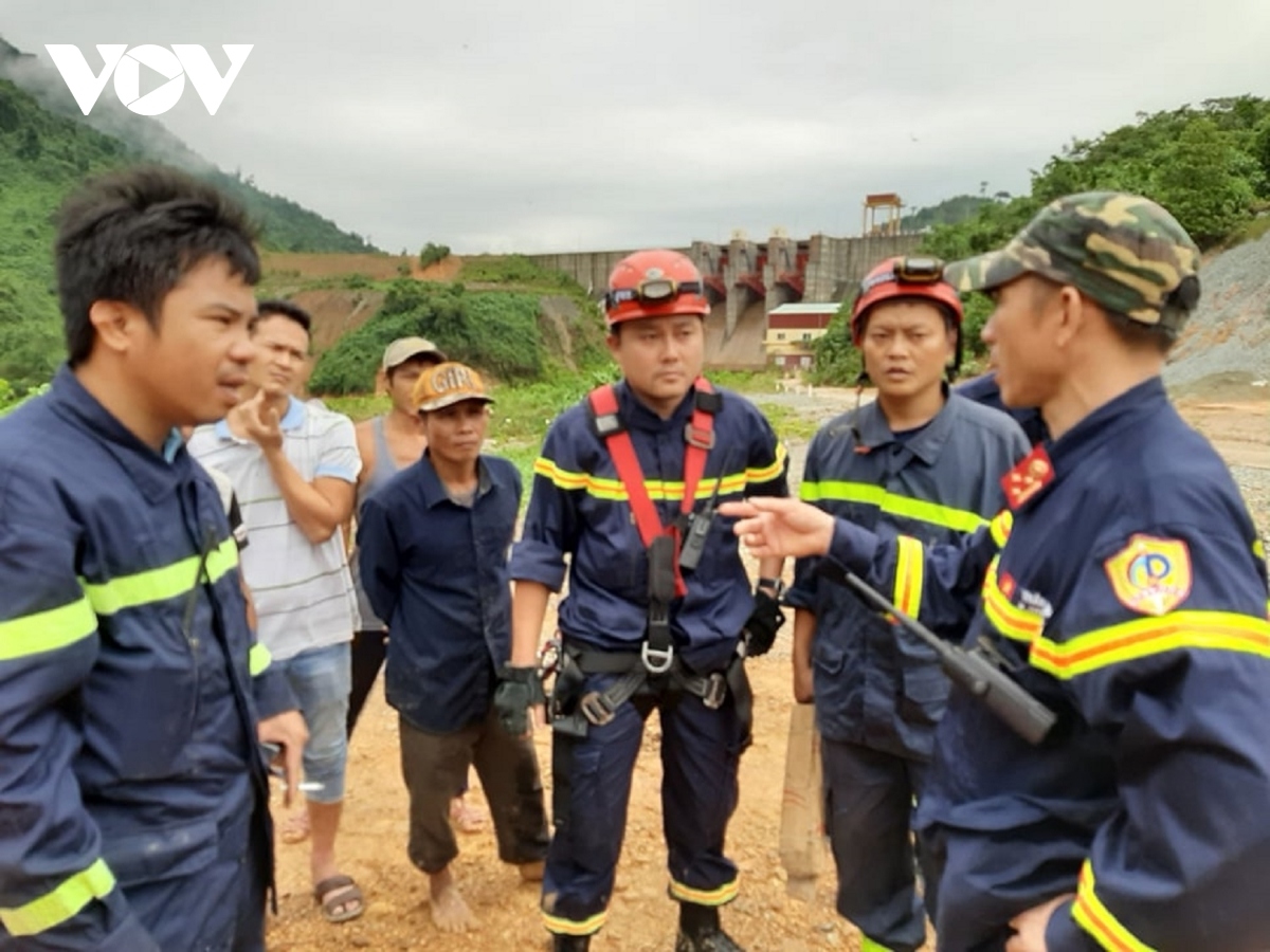 landslide disaster rescue workers search for 17 in debris in central vietnam picture 7