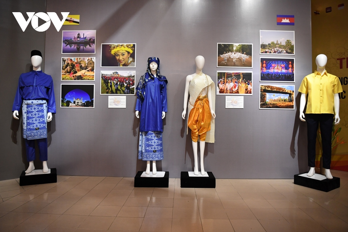 traditional costumes of asean members on display in vietnam picture 7