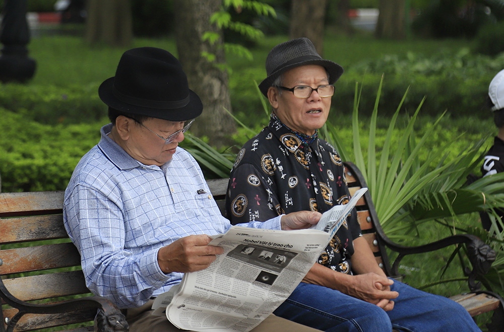 hanoians bundle up as sudden cold period descends on capital picture 7