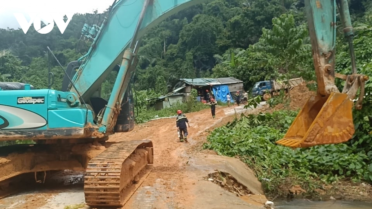 landslide disaster rescue workers search for 17 in debris in central vietnam picture 8