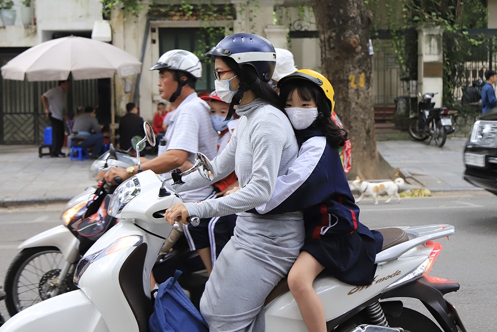 hanoians bundle up as sudden cold period descends on capital picture 8