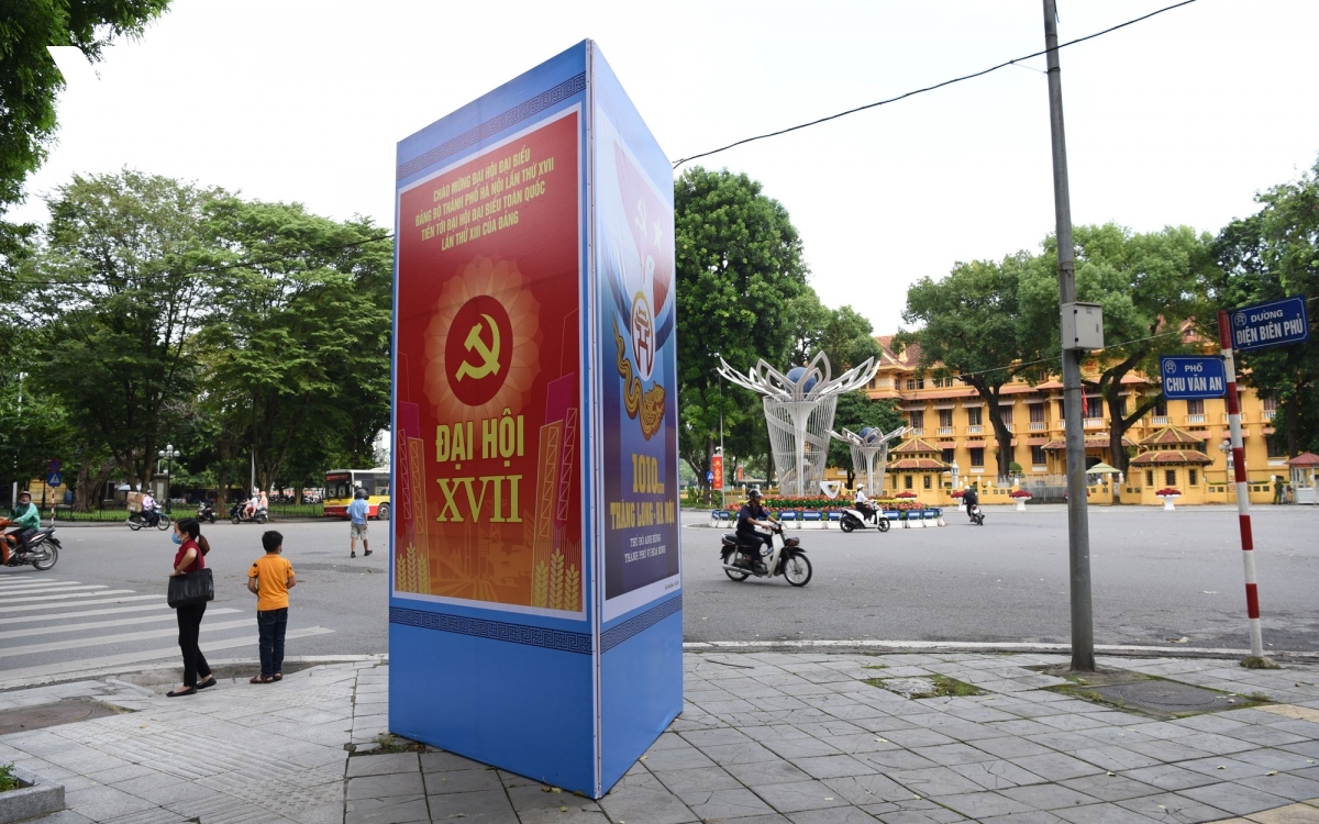 flags and flowers spotted throughout hanoi to celebrate major events picture 8