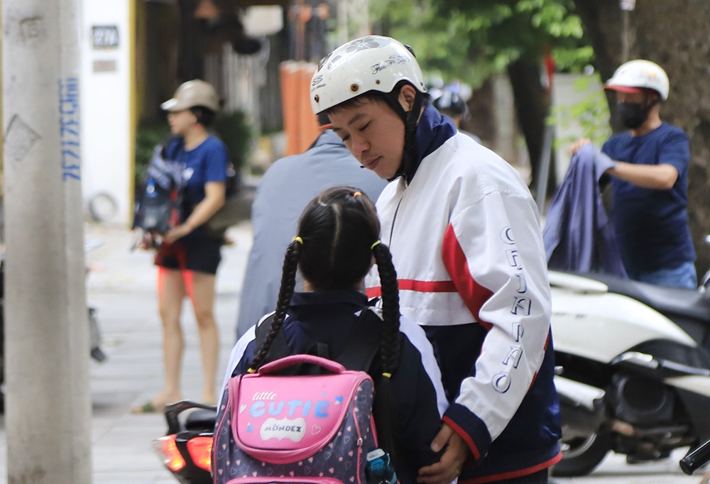 hanoians bundle up as sudden cold period descends on capital picture 9