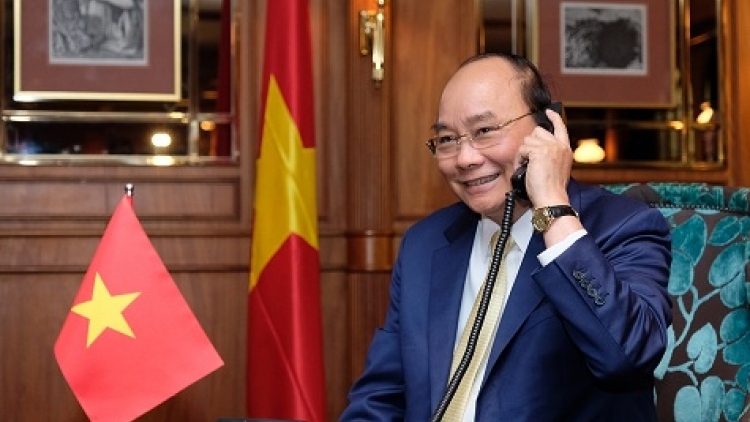 pm phuc invites japanese counterpart to visit vietnam soon picture 1