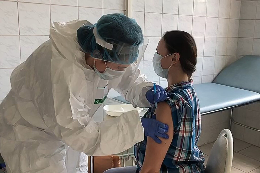 nga tien hanh giai doan 2 tiem thu nghiem vaccine spunik-v hinh anh 1