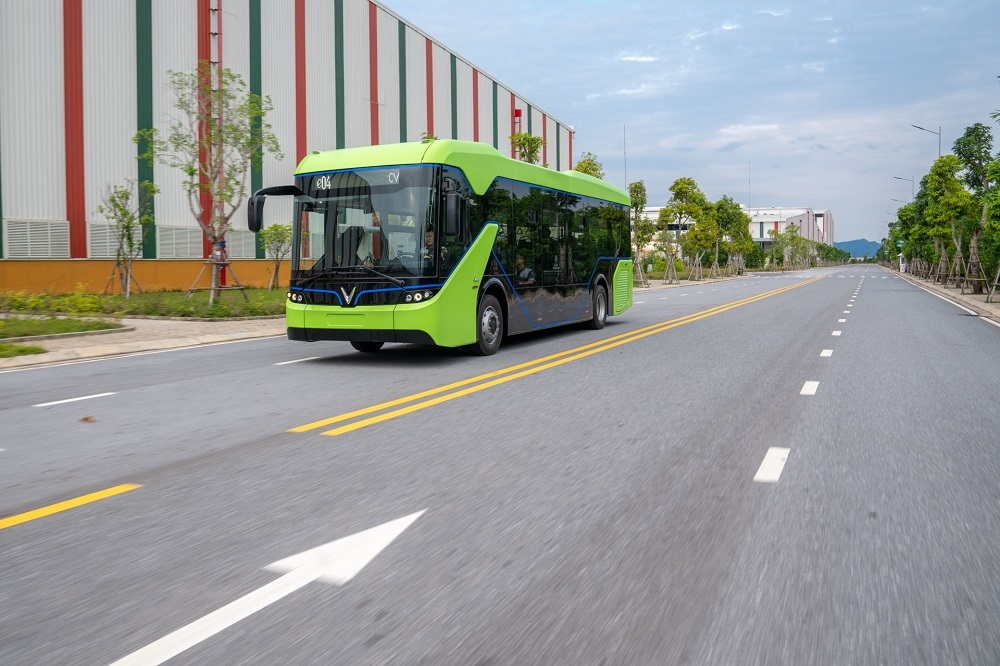 Vingroup chính thức chạy thử nghiệm xe buýt điện VinFast | VOV.VN