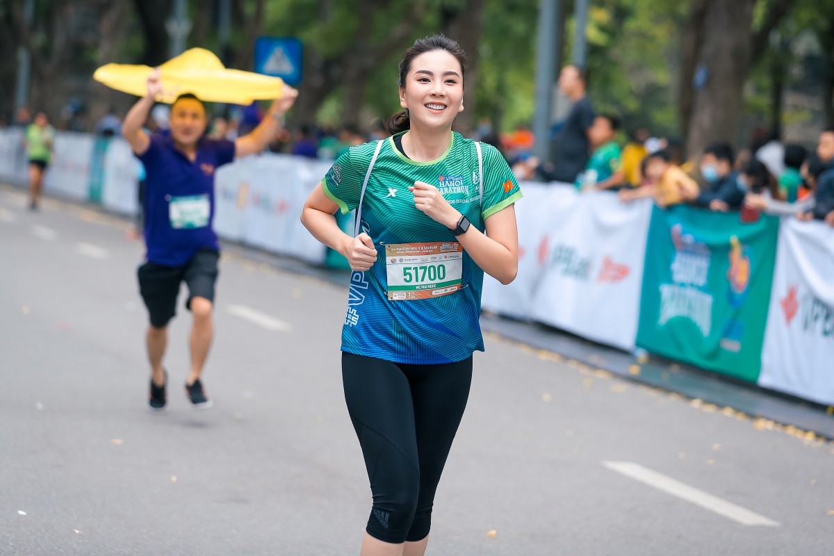 dàn hoa hậu gây chú ý khi chạy ở hồ gươm cùng thanh sơn, xuân nghị hình ảnh 3 dan hoa hau gay chu y khi chay o ho guom cung thanh son, xuan nghi hinh anh 3