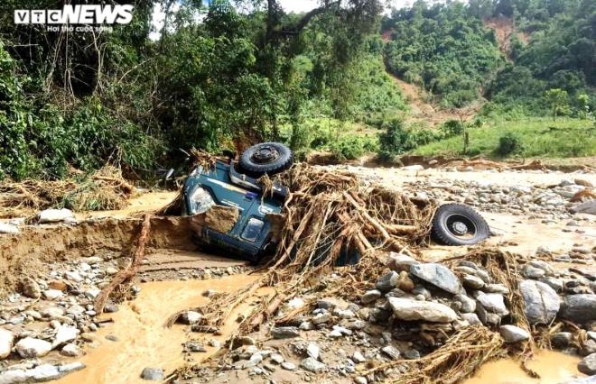 ron nguoi duong vao hien truong sat lo vui lap 11 nguoi o phuoc loc, quang nam hinh anh 4