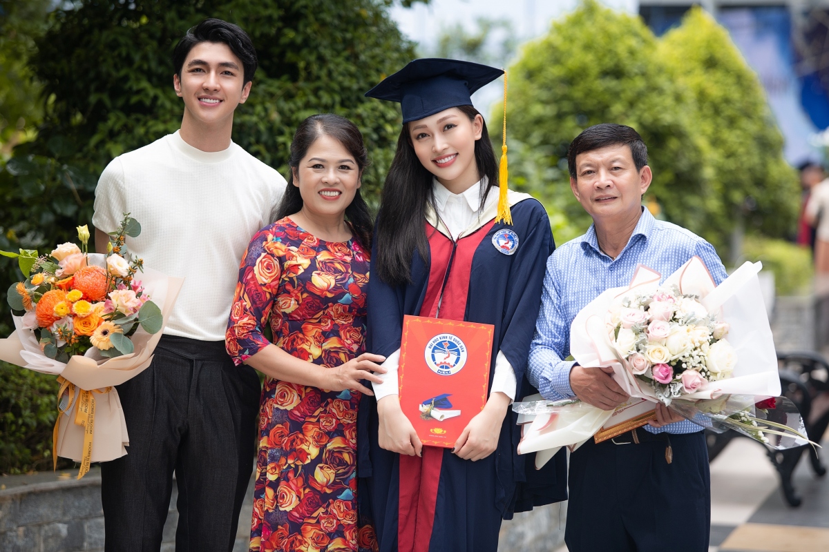 A hau phuong nga rang ro cung ban trai binh an tai buoi le tot nghiep Dai hoc hinh anh 2