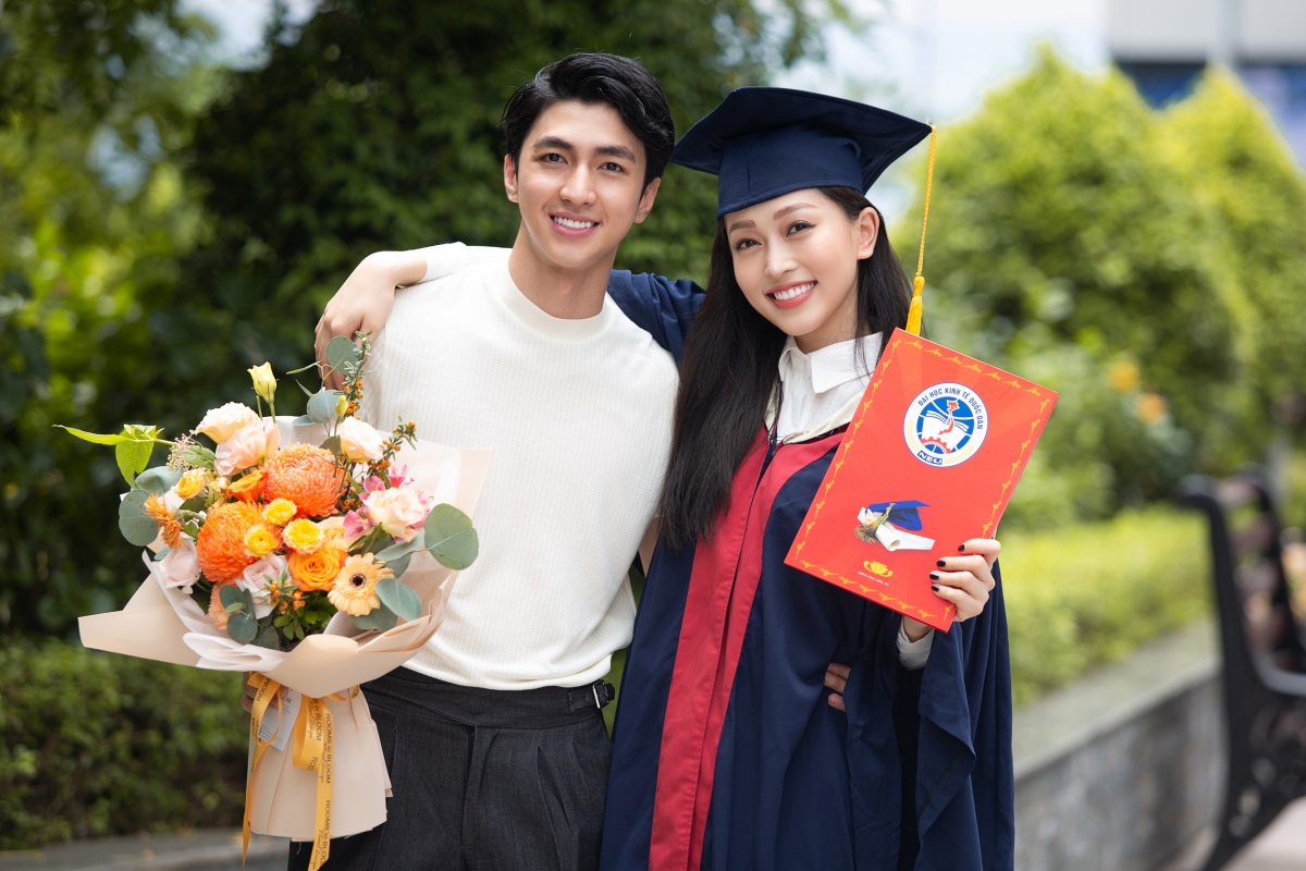 A hau phuong nga rang ro cung ban trai binh an tai buoi le tot nghiep Dai hoc hinh anh 3