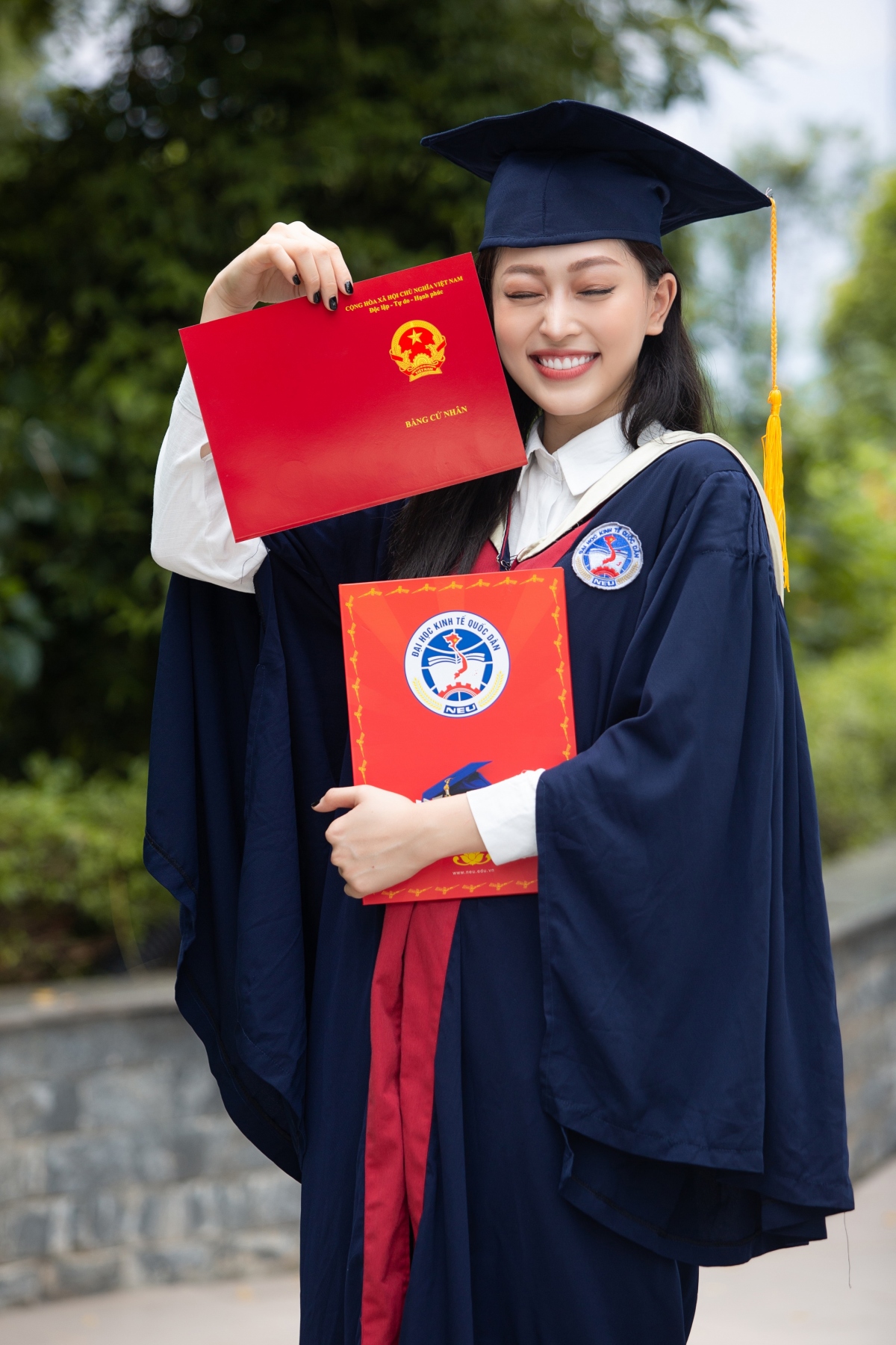 A hau phuong nga rang ro cung ban trai binh an tai buoi le tot nghiep Dai hoc hinh anh 4