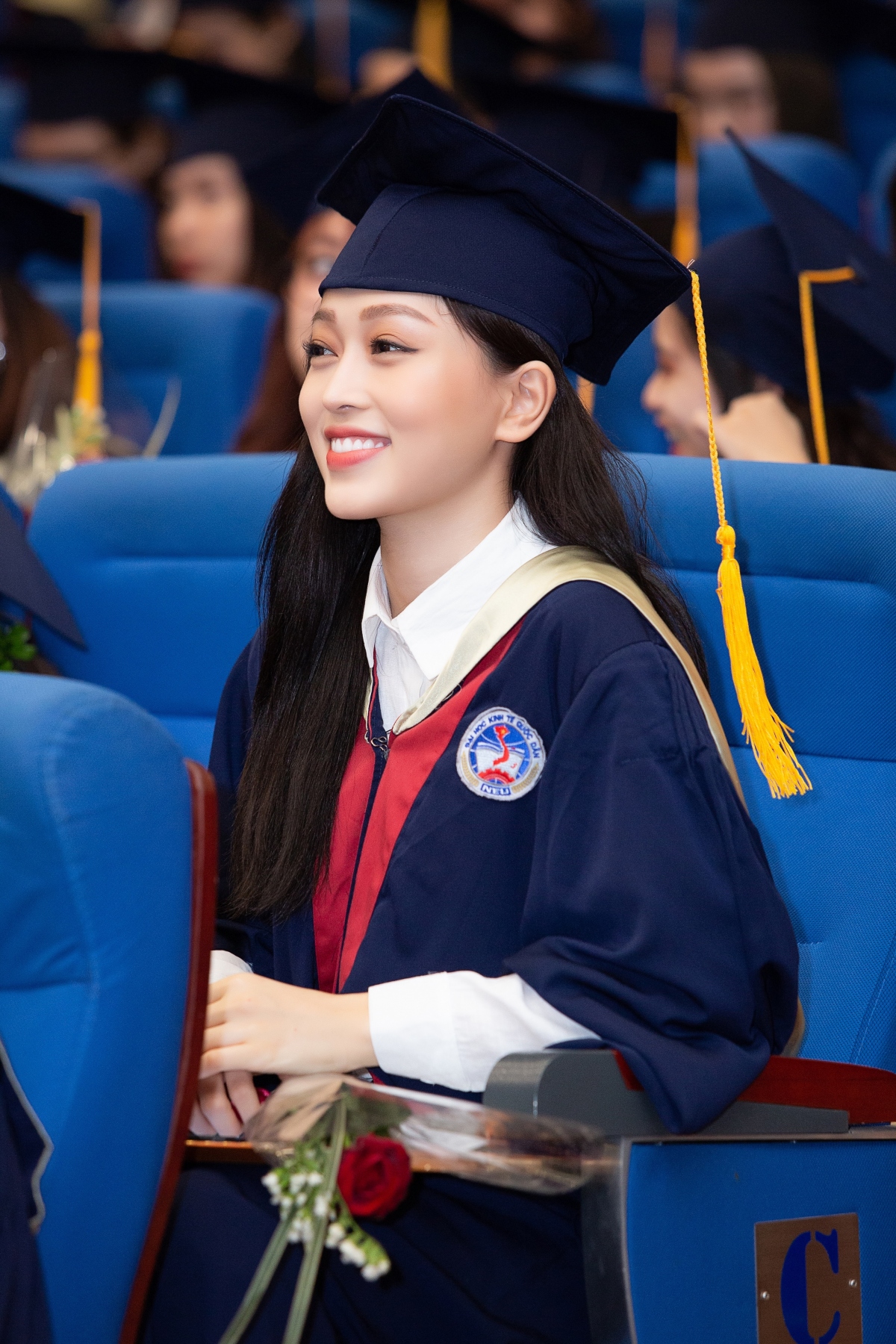 A hau phuong nga rang ro cung ban trai binh an tai buoi le tot nghiep Dai hoc hinh anh 10