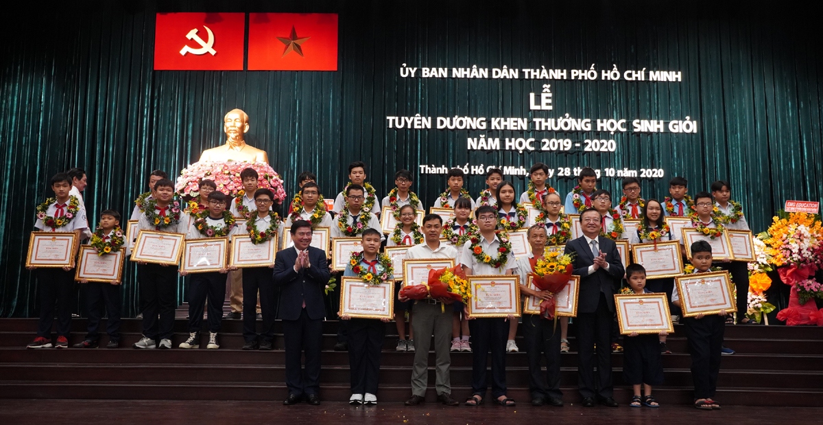 Trao thưởng 150 triệu đồng cho học sinh đạt giải Cuộc thi Olympic Toán Quốc tế