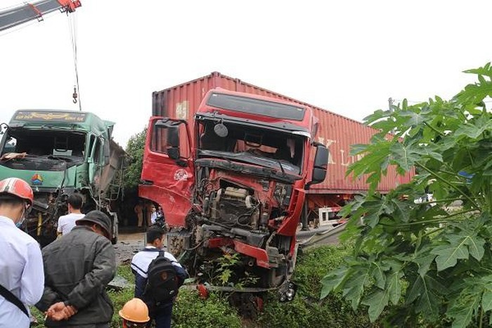 xe tai dau dau kinh hoang voi container, hai tai xe thoat nan trong gang tac hinh anh 1