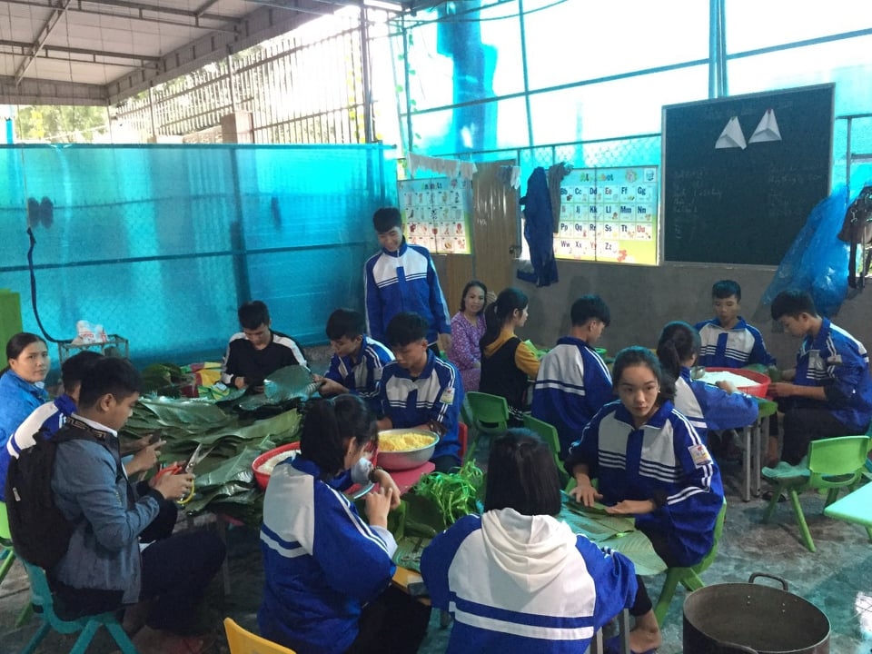 người dân nghệ an đỏ lửa nấu bánh chưng chi viện đồng bào vùng lũ hình ảnh 2 nguoi dan nghe an do lua nau banh chung chi vien dong bao vung lu hinh anh 2