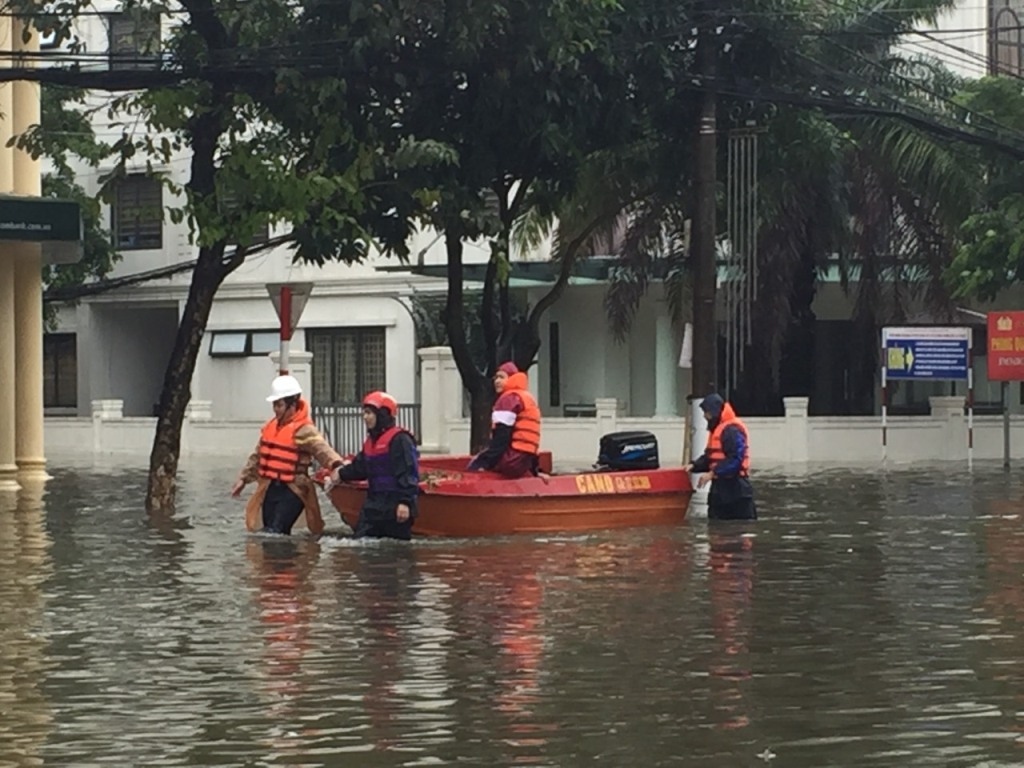 lao vào tâm lũ đưa bệnh nhân, sản phụ đến bệnh viện vượt cạn hình ảnh 3 lao vao tam lu dua benh nhan, san phu den benh vien vuot can hinh anh 3