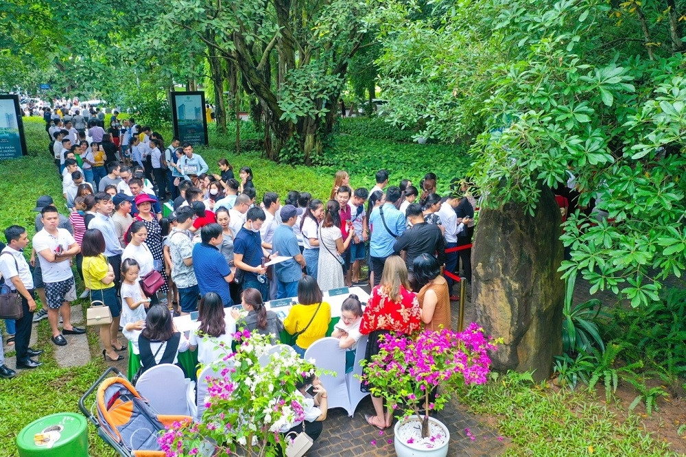 khach xep hang dai ca cay so de xem nha mau va mua nha tai ecopark hinh anh 3