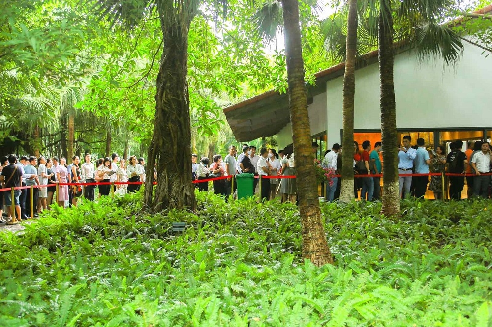 khach xep hang dai ca cay so de xem nha mau va mua nha tai ecopark hinh anh 8