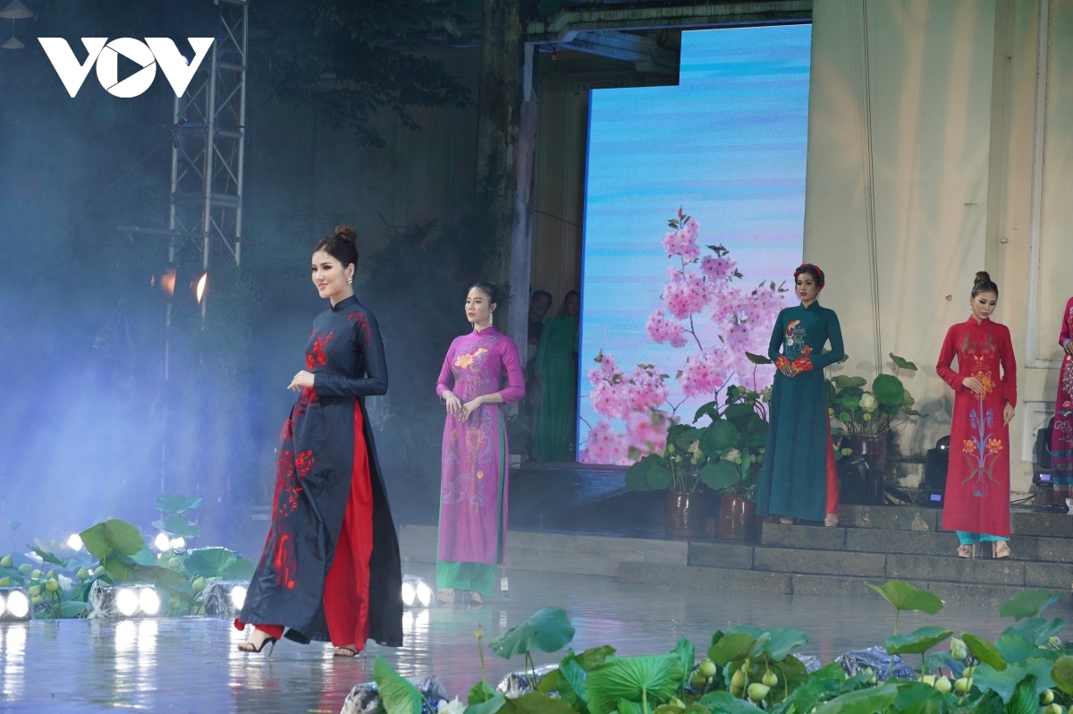 fashion show opens ao dai festival in hcm city picture 3