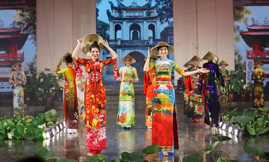 designer hoai nam debuts collection featuring heritage sites at ao dai festival picture 5