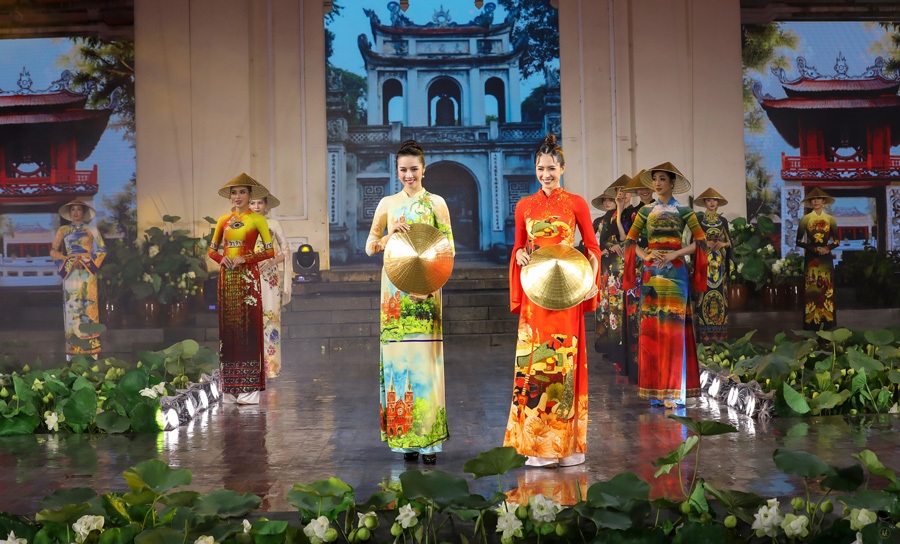 designer hoai nam debuts collection featuring heritage sites at ao dai festival picture 7