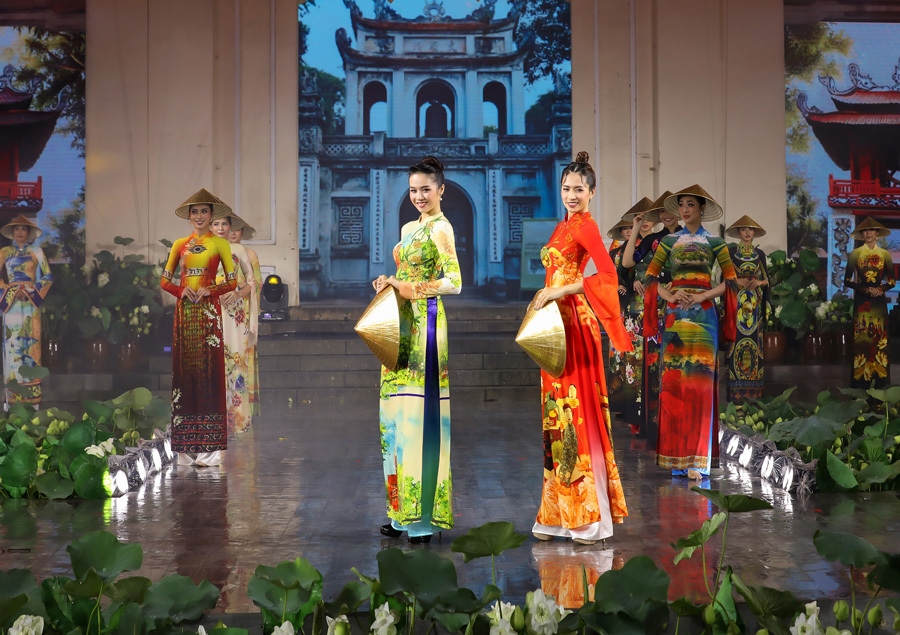 designer hoai nam debuts collection featuring heritage sites at ao dai festival picture 8