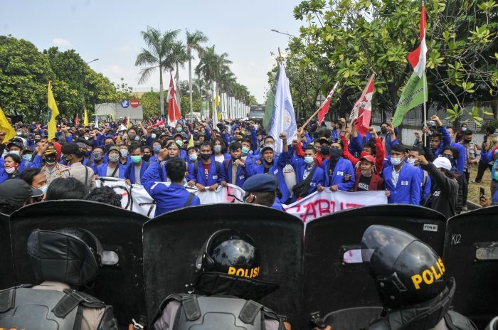 bieu tinh chong du luat moi tai indonesia 9.000 nhan vien an ninh bao ve dinh tong thong hinh anh 1