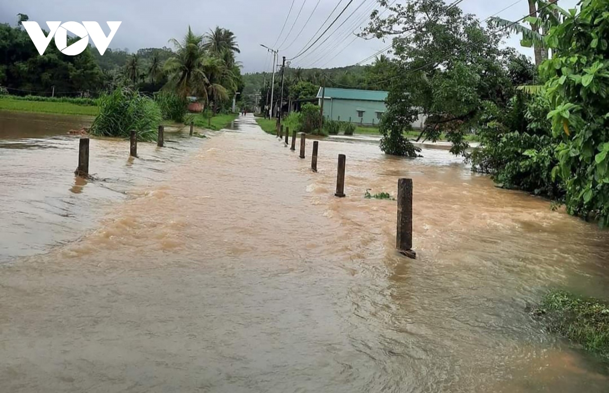 central vietnam soaked by historic rainfall, flooding picture 1