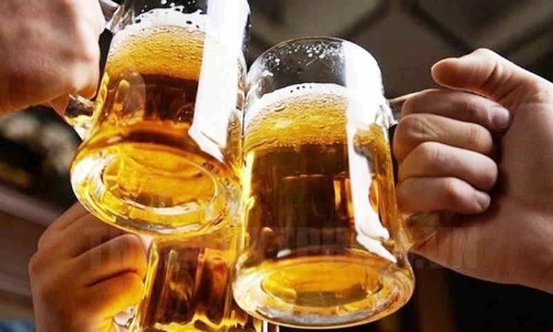 Phạt nặng người ép người khác uống rượu bia liệu có khả thi? | VOV.VN