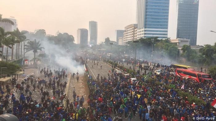 indonesia yêu cầu xét nghiệm covid-19 với sinh viên tham gia biểu tình hình ảnh 1 indonesia yeu cau xet nghiem covid-19 voi sinh vien tham gia bieu tinh hinh anh 1