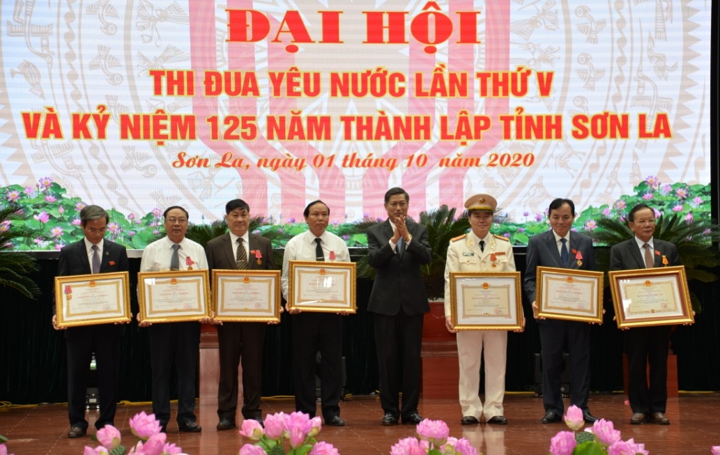 hon 100 ca nhan, tap the duoc vinh danh tai Dai hoi thi dua yeu nuoc tinh son la hinh anh 1